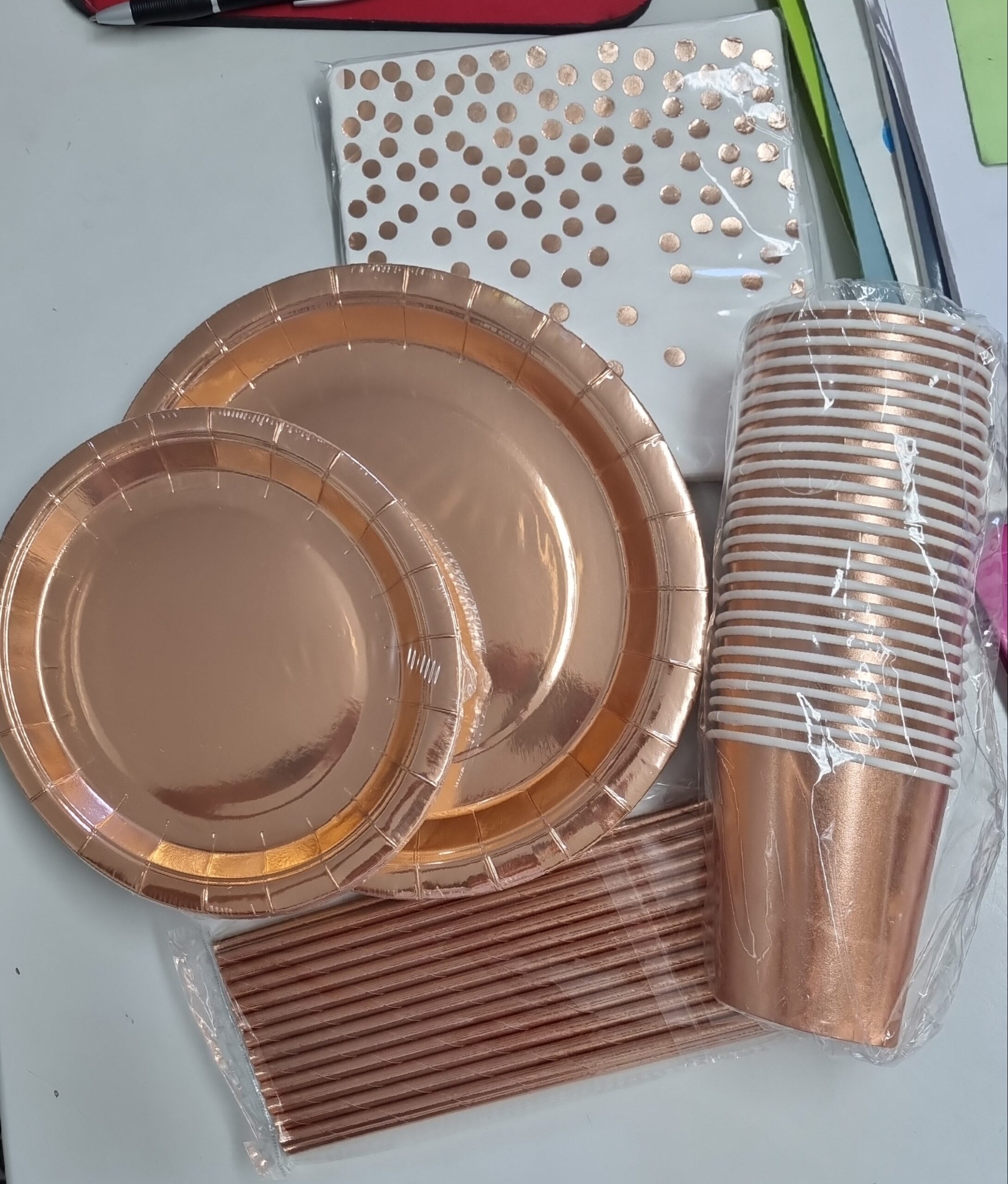 ALISETRG -- 000 (4091) Set festa Rosa Gold :piatti grandi,piccoli,bicchieri,tovagliolie cannucce - immagine 1